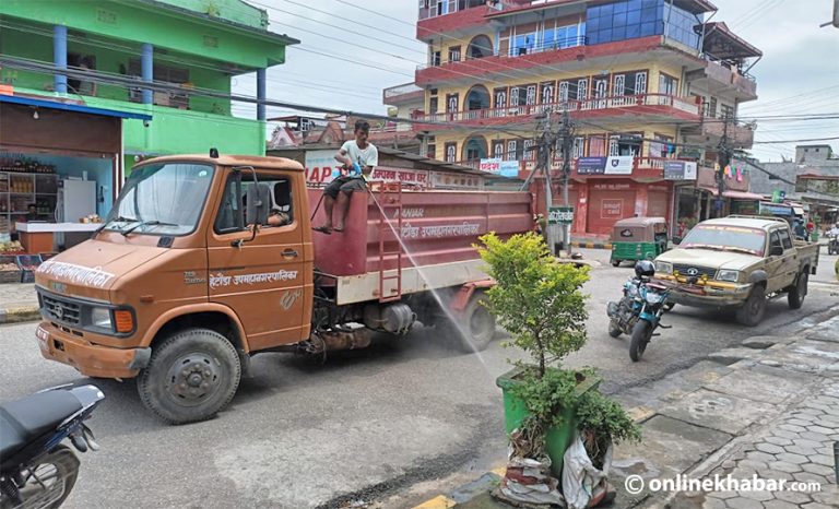 डेंगु संक्रमण बढेपछि हेटौंडामा स्प्रे अभियान