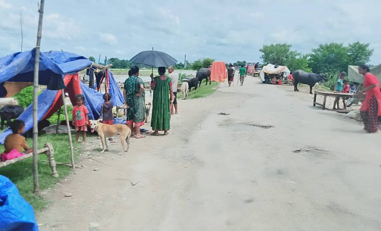 बाढीबाट विस्थापित भन्छन् : लालपुर्जा छ, जग्गा छैन