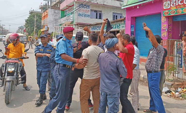 जनकपुरमा ओलीलाई कालो झण्डा देखाउने प्रयास