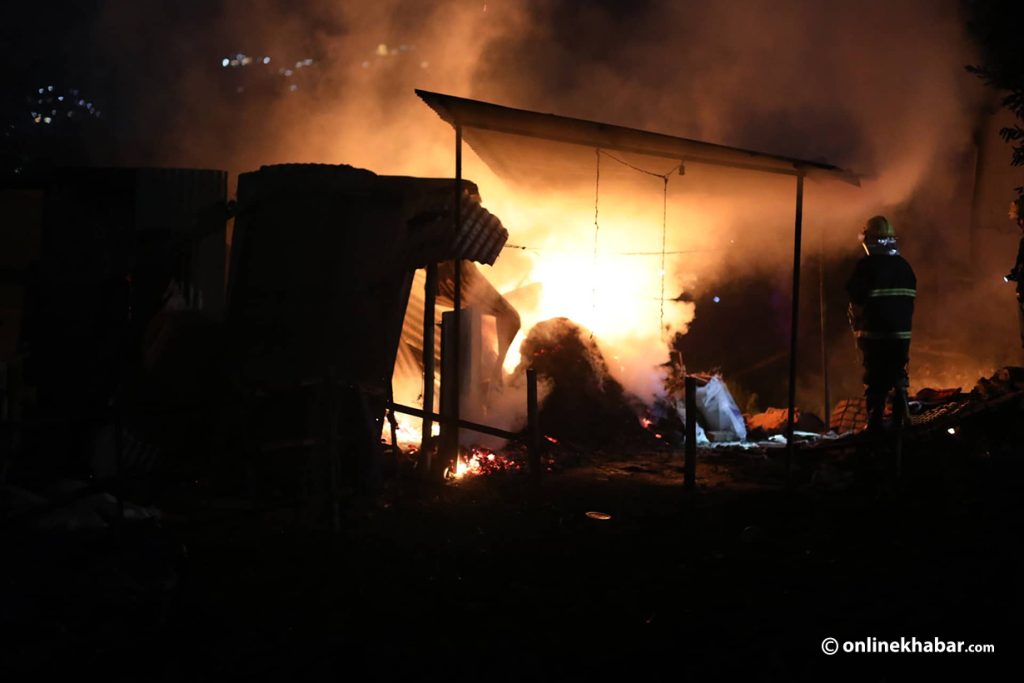 आगोले जलेर ४ जनाको मृत्युपछि गाउँ नै शोकमा  – HamroAwaj