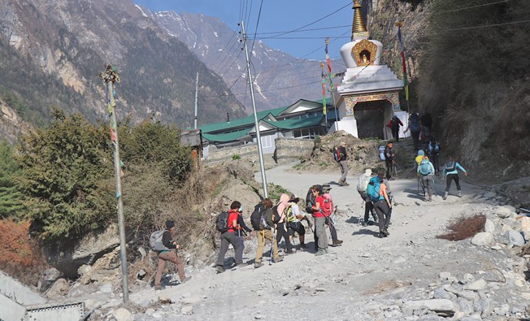 मनाङमा वैशाखमा मात्रै ३ हजार २०० पर्यटकले गरे भ्रमण