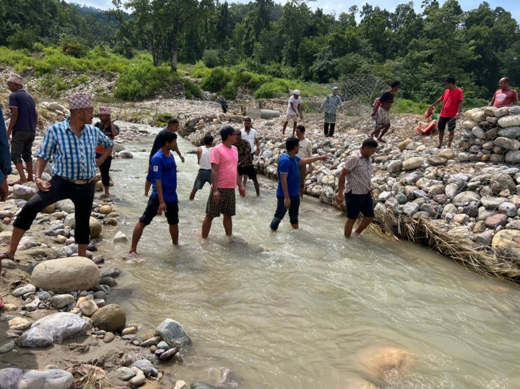 परशुरामका मेयर आफैं ढुङ्गा बोकेर तटबन्ध निर्माणमा जुटे