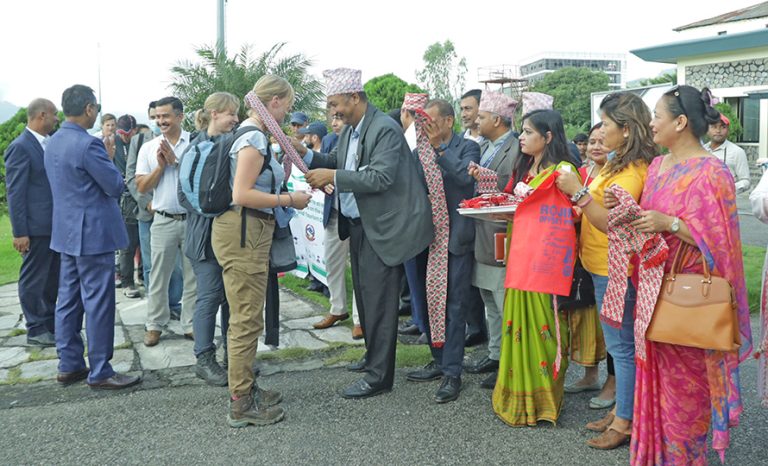 पोखरा विमानस्थलमा बाजागाजासहित पर्यटकको स्वागत