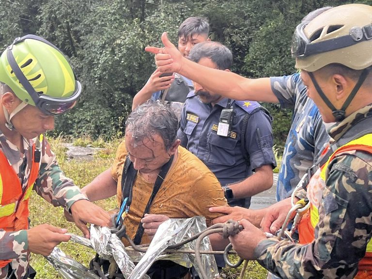 भीरमा अड्किएका शिक्षकको २२ घण्टापछि उद्धार