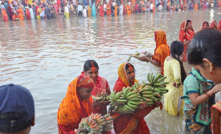 विराटनगरको सिंघिया घाटबाट अस्ताउदो सूर्यलाई अर्घ्य