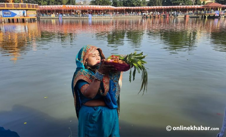 आज छठ पर्वको मुख्य दिन, अस्ताउँदो सूर्यलाई अर्घ दिइँदै