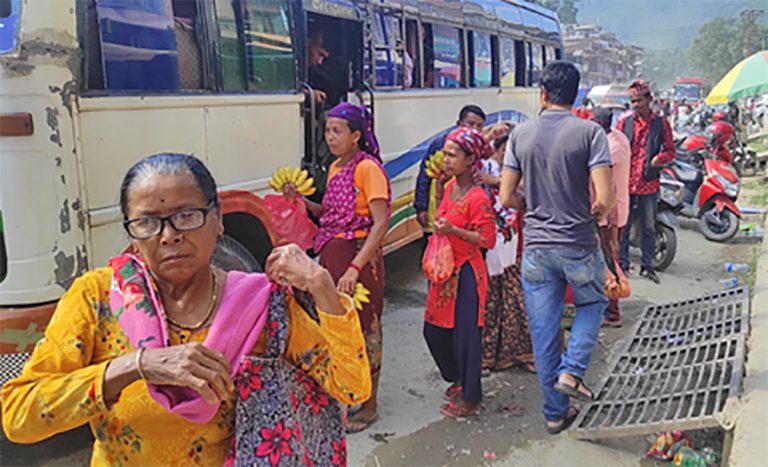 हातमै बोकेर सामान बेच्दै दैनिक खर्चको जोहो   