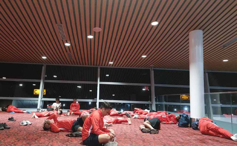 मलेसियाको विमानस्थलमा २५ घण्टा सास्ती भोगेर घर फर्कँदै युवा फुटबलर