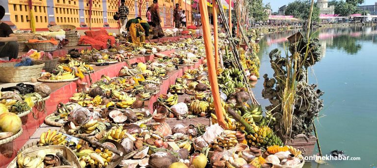 छठमा सूर्यलाई चढाउन राखिएका प्रसाद, ६ तस्वीर