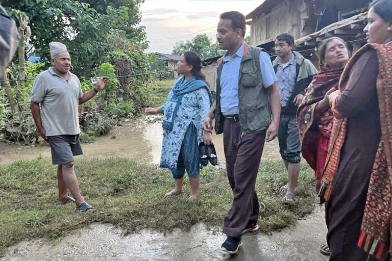 बाढी प्रभावित क्षेत्रमा पुगे मन्त्री गहतराज, समस्याको दीर्घकालीन समाधान खोज्ने प्रतिवद्धता