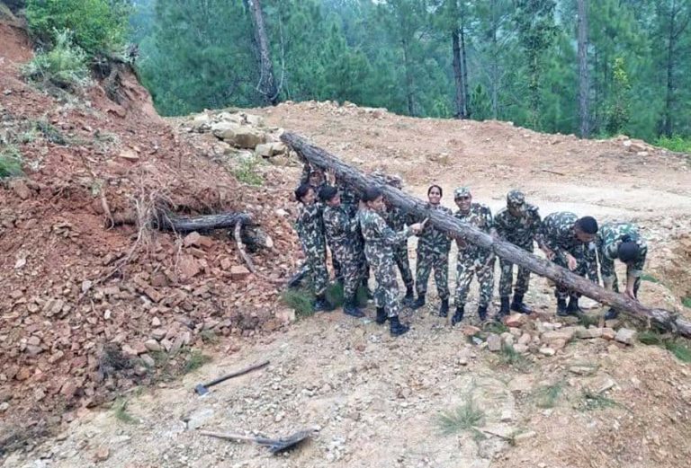 अवरोध हटाउँदै नेपाली सेना