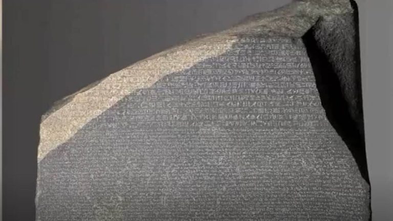 २०० वर्षपछि बेलायती संग्रहालयबाट रोजेटा ढुंगा फिर्ता गर्न इजिप्टका पुरातत्वविदको माग