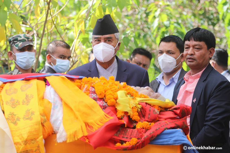 सत्यमोहनको पार्थिव शरीरमा प्रधानमन्त्रीले ओढाए राष्ट्रिय झण्डा