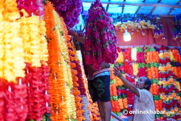 प्रतिबन्धकै बीच ४१ हजार किलो कृत्रिम फूलमाला आयात 