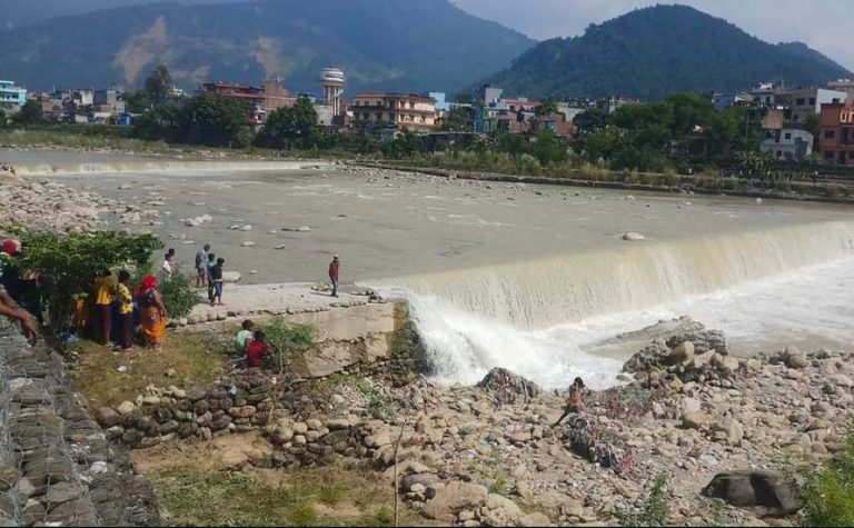 तिनाउ नदी तर्ने क्रममा एकजना बेपत्ता