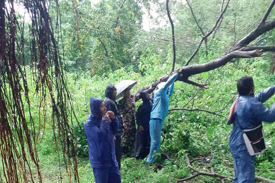 वर्षाले विद्युतीय संरचनामा क्षति, ठाउँ–ठाउँको विद्युत् आपूर्ति अवरुद्ध