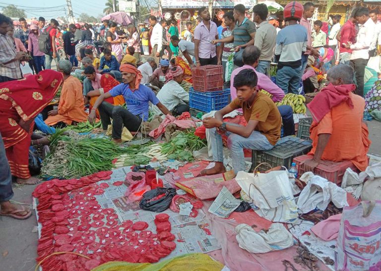 वीरगञ्जमा छठका सामान किनबेच गर्नेको घुइँचो