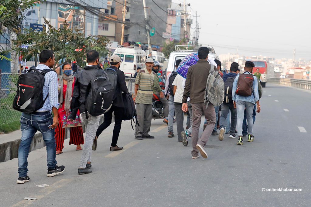 टीकाको चौथो दिनः नवदुर्गाको प्रसाद र आशीर्वाद थाप्नेको लर्को