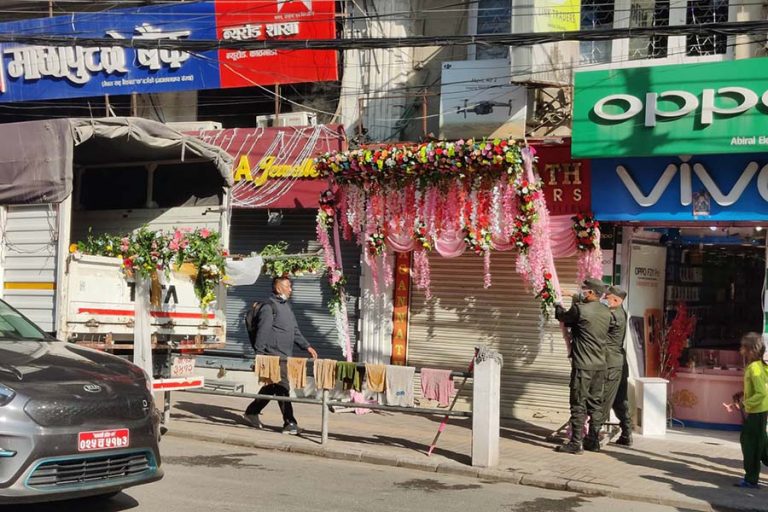 न्यूरोडमा पसल सजाइएका फूलमाला र गेट महानगरले हटायो