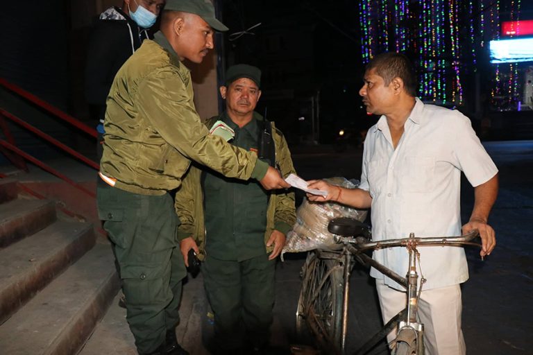 जथाभाबी फोहोर फाल्नेलाई कारबाही गर्दै महानगर, जरिबानाबापत ४ लाख संकलन