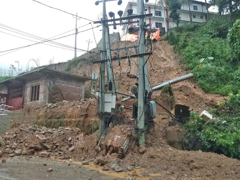 गुल्मीमा पहिरोले ट्रान्सफर्मरमा क्षति पुर्‍याएपछि विद्युत सेवा अवरुद्ध