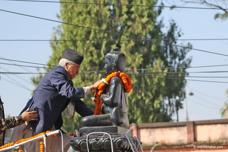 प्रधानमन्त्री देउवाले गरे शंखधर साख्वाको प्रतिमामा माल्यार्पण