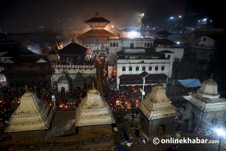 शिवरात्रिका लागि झिलिमिली बनाइँदै पशुपतिनाथ