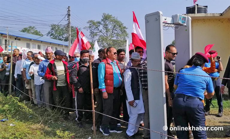 चितवनमा सत्ता गठबन्धनको सभास्थलमा कडा चेकजाँच