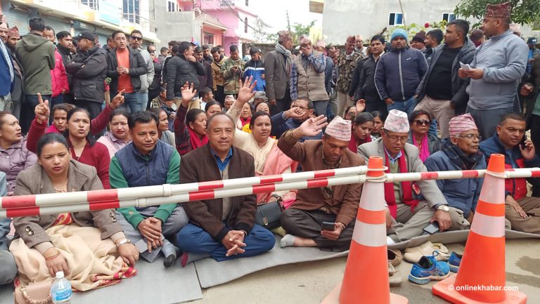 स्याङ्जा-२ मा मतगणनाको माग गर्दै कांग्रेसका धनराज गुरुङ धर्नामा