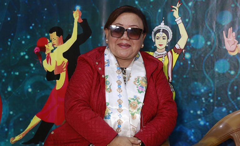 ‘कालो चश्मा लाऊ भन्छ’ : डोल्माले किर्गिस्तानको कन्सर्टमा गाएको गीत जब भाइरल बन्यो