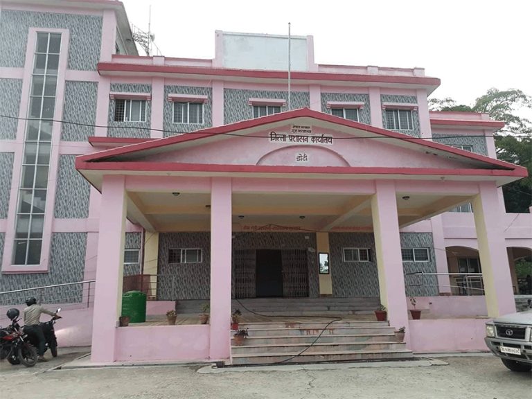 डोटी प्रशासनमा अत्यावश्‍यक बाहेकका सबै सेवा एक साता स्थगित