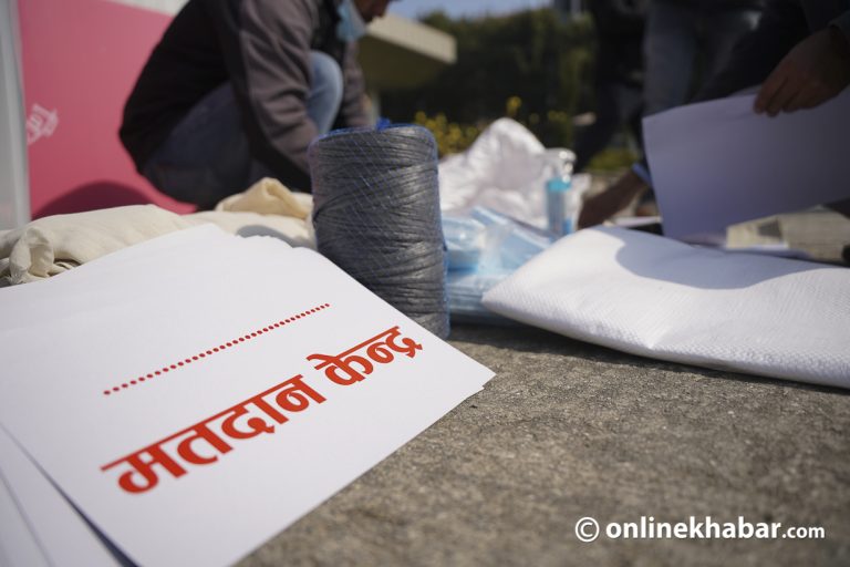 काठमाडौं-१ का मतदान केन्द्रलाई निर्वाचन सामग्री बाँडियो ( तस्वीरहरु)