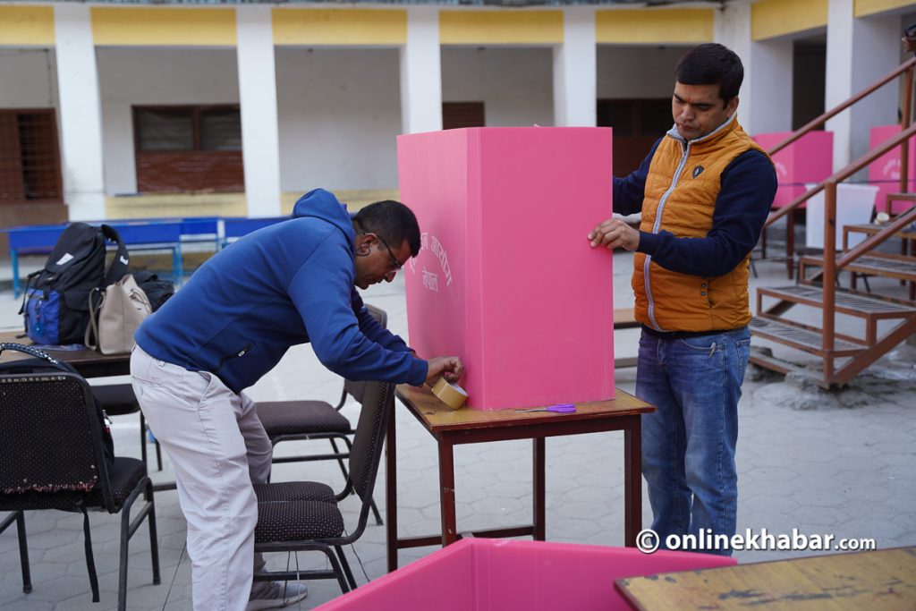 काठमाडौंको मतदानस्थलमा यसरी हुदैछ तयारी (तस्वीरहरु)