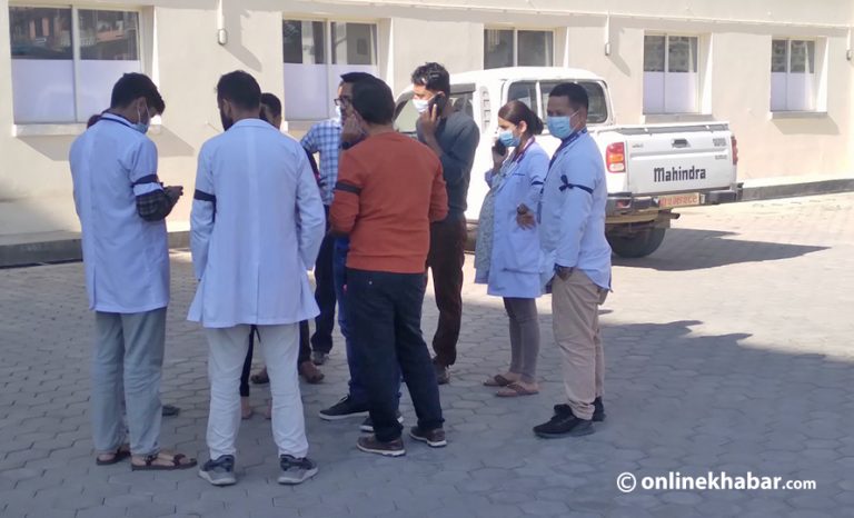 अत्यावश्‍यक बाहेक सेवा बहिष्कार गर्ने आवासीय चिकित्सकहरुको चेतावनी