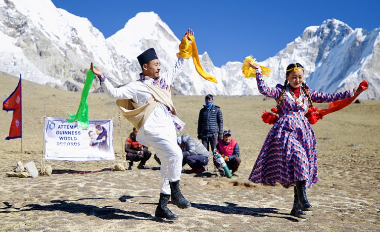 विश्व रेकर्डका लागि कालापत्थरमा नाचे जेडी तमु र छिरिङ शेर्पा