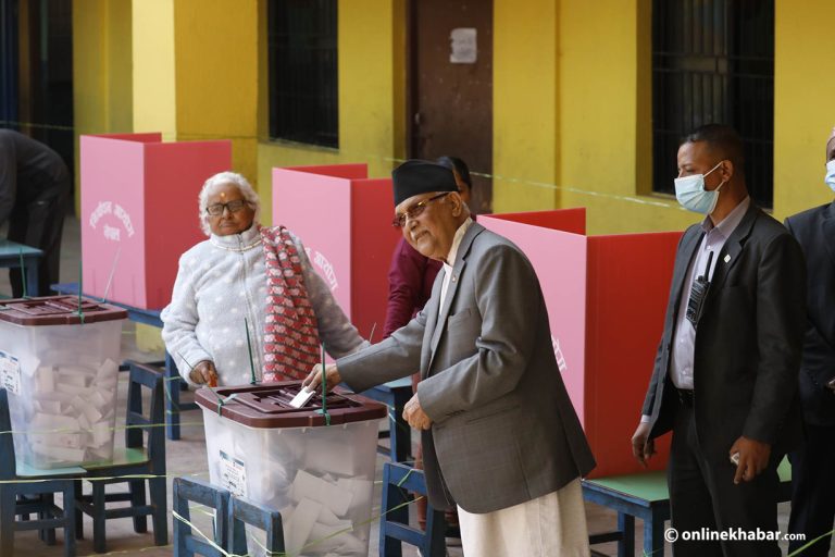 एमाले अध्यक्ष ओलीले गरे मतदान