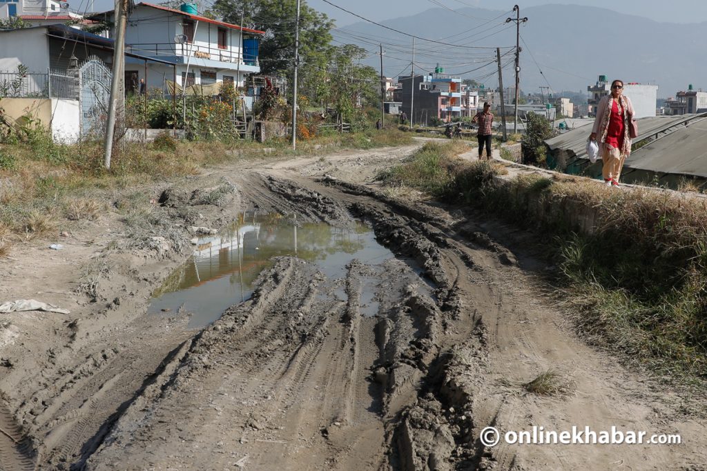 माधव नेपाललाई गीत गाउन बाध्य पार्ने जोरपाटी-साँखु सडक