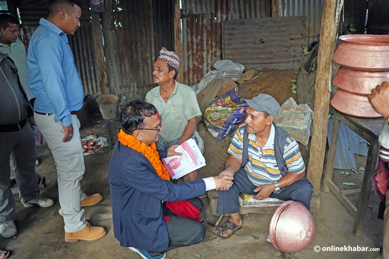 केपी ओली देखाएर भोट माग्दै कृष्णभक्त