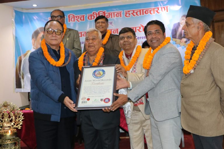 २२ कीर्तिमान थपेको गीतकार उपाध्यायको दाबी