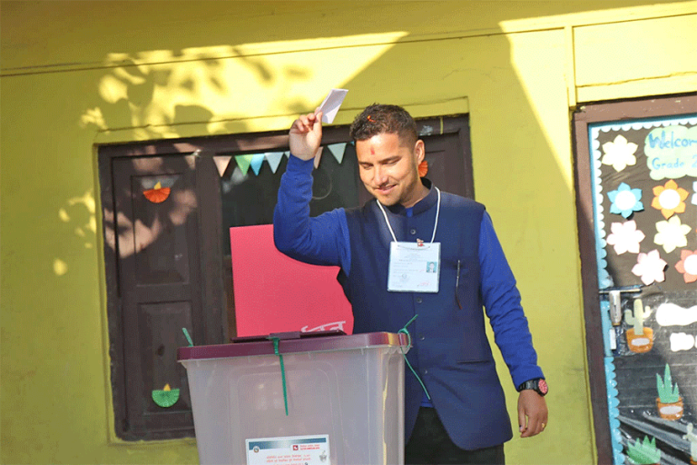 पुकार बमले गरे थापाथली केन्द्रबाट मतदान