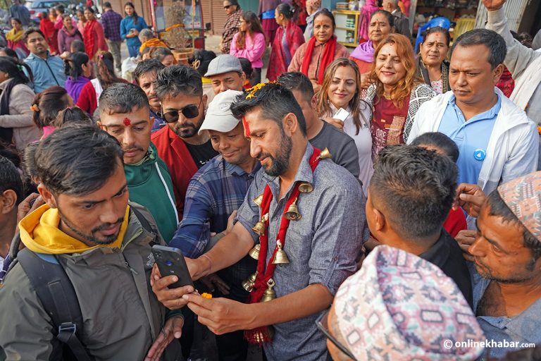 गल्ली छाडेर मूल बाटोमा रवि