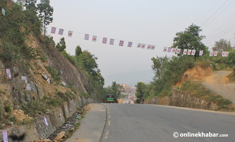 उदयपुरमा आचारसंहिता उल्लंघन, जताततै झण्डा र पोस्टर