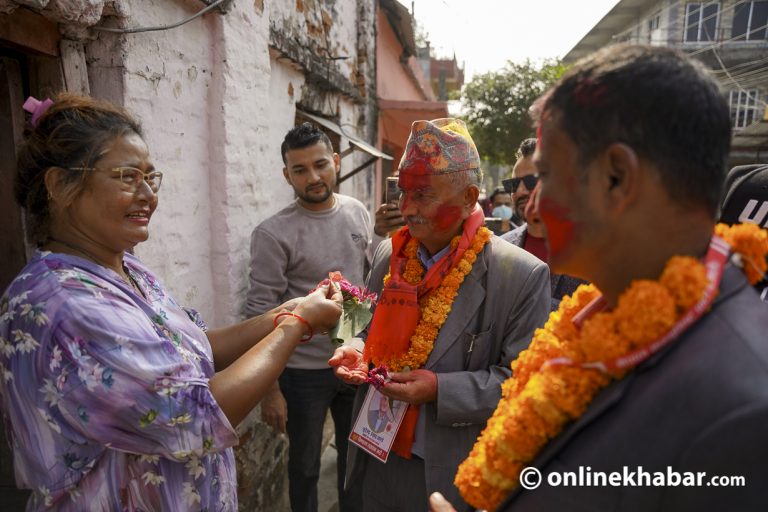 मतदातालाई १० वर्षका काम सम्झाउँदै सुरेन्द्र पाण्डे