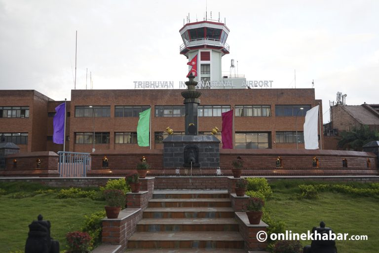 अवैध विदेशी मुद्रासहित अमेरिकी नागरिक विमानस्थलबाट पक्राउ