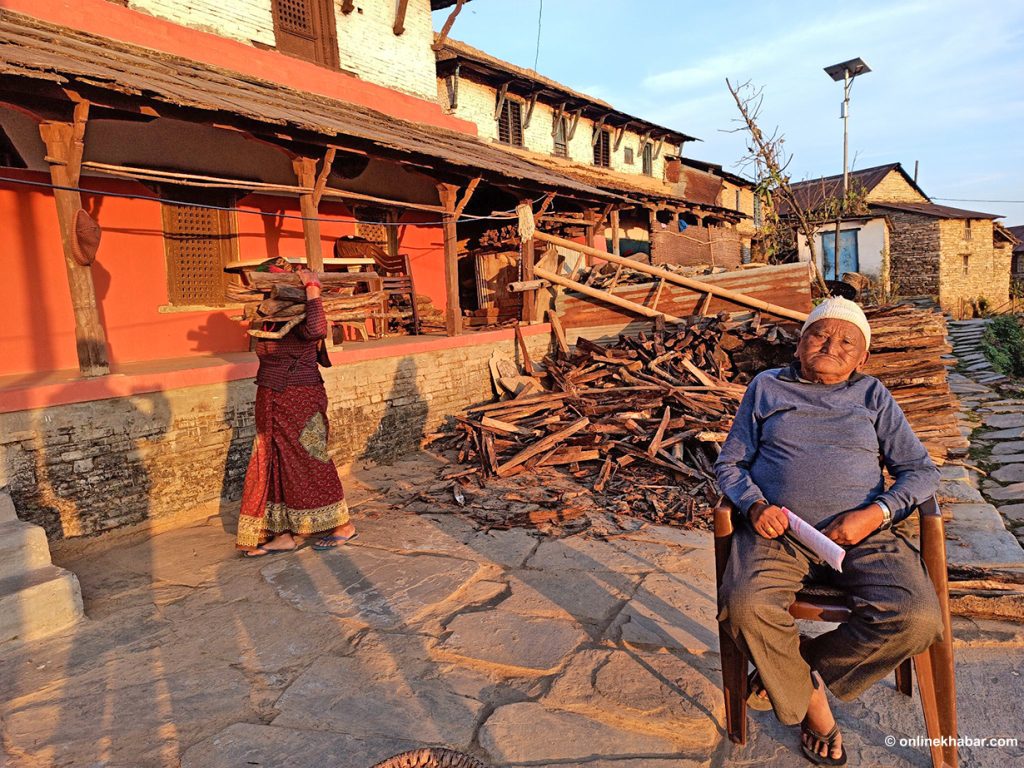 मतदाताको आग्रह : बाटो बनाइदेऊ, बाँदर धपाइदेऊ