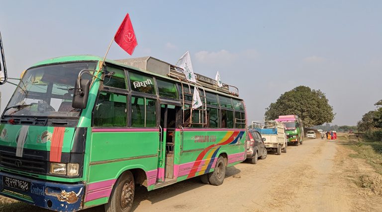 चुनावका लागि काठमाडौं छाड्ने बढे, दलहरुको ‘निःशुल्क बस’ सेवा