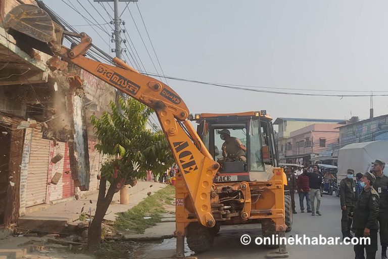 सडक विस्तार गर्न धनगढी उपमहानगरले चलायो सरकारी संरचनामाथि डोजर