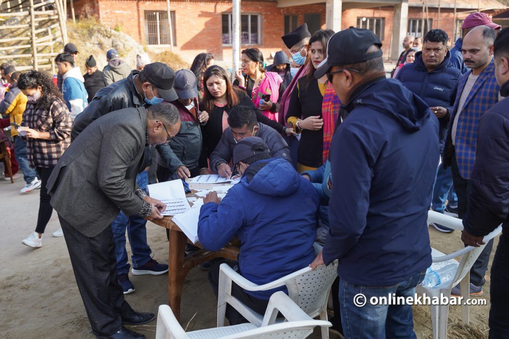काठमाडौंमा यस्तो देखियो मतदान (तस्वीरहरु)  – HamroAwaj