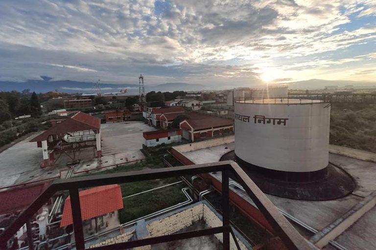 सौर्य दुर्घटनापछि खुलेको चेत : बल्ल सर्ने भयो आयल निगमको सिनामंगल डिपो