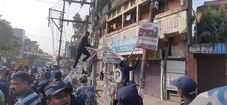 सप्तरीमा प्रचार सामग्री हटाउँदै प्रहरी